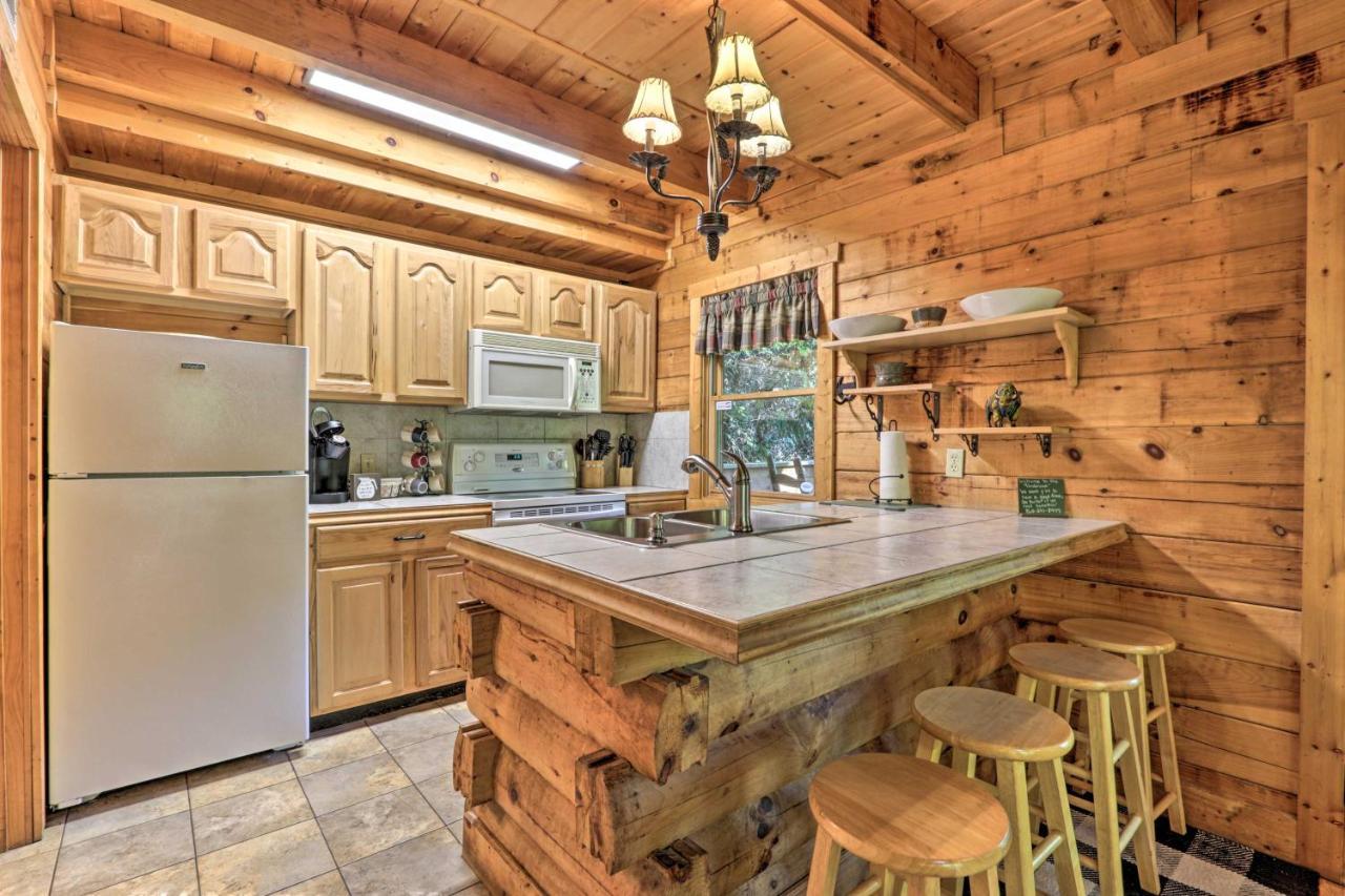 Cabin With Hot Tub And Deck, 3 Mi To Pigeon Forge Sevierville Eksteriør bilde