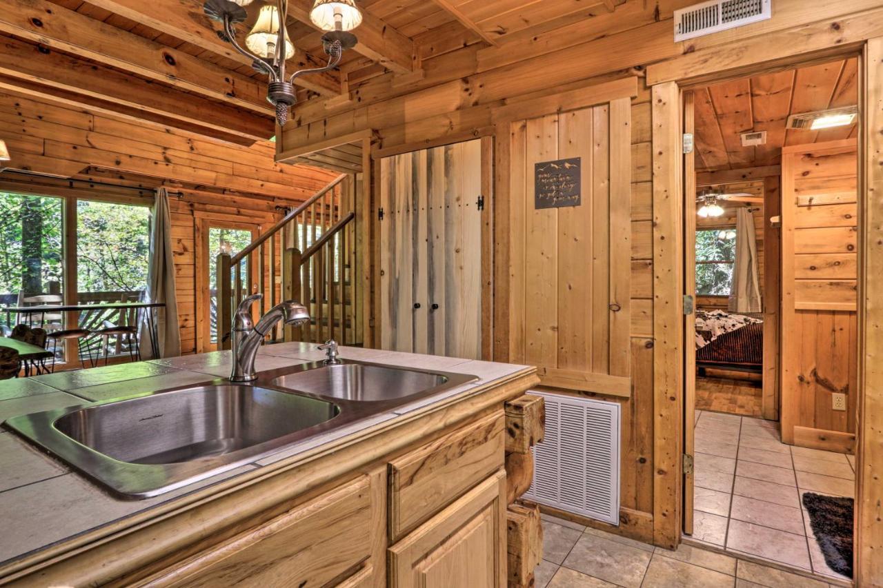 Cabin With Hot Tub And Deck, 3 Mi To Pigeon Forge Sevierville Eksteriør bilde