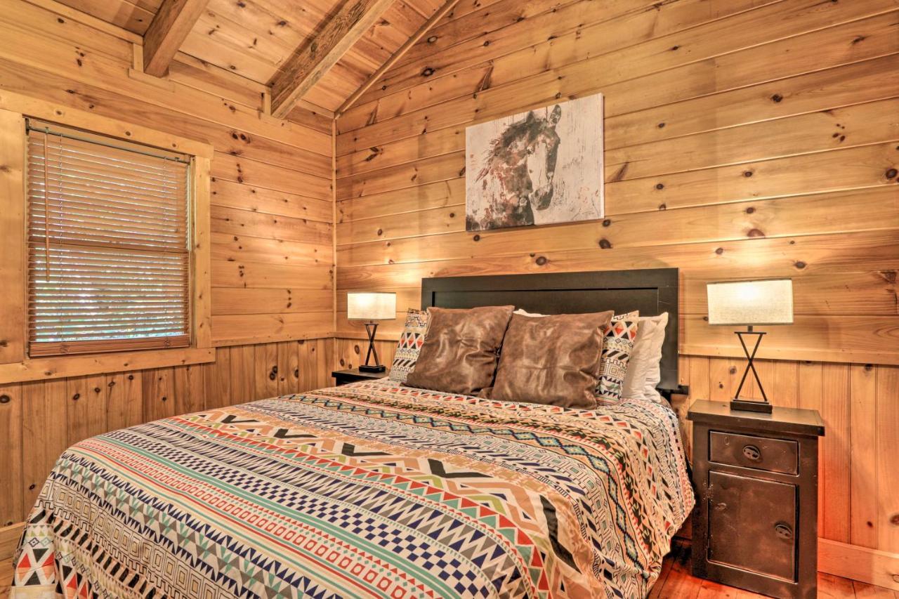 Cabin With Hot Tub And Deck, 3 Mi To Pigeon Forge Sevierville Eksteriør bilde
